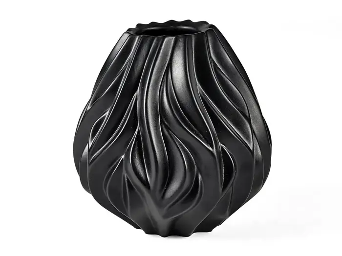 En sort keramikvase med en blank finish og et indviklet, bølget, skulpturelt design på overfladen.