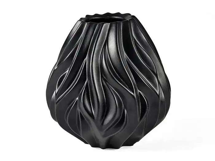 Sort keramisk vase med mat overflade, med et bølget, skulpturelt overflademønster og en uregelmæssig, afrundet form på en hvid baggrund.