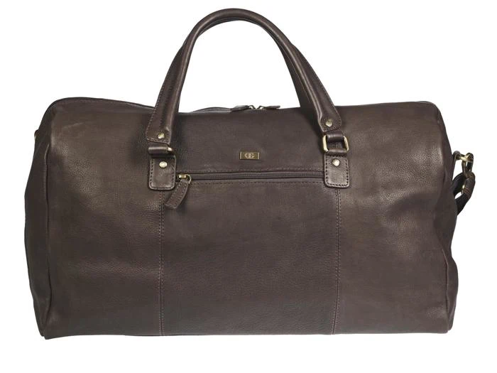 En stor brun duffelbag i læder med to håndtag, en lynlåslomme foran og en aftagelig skulderrem.