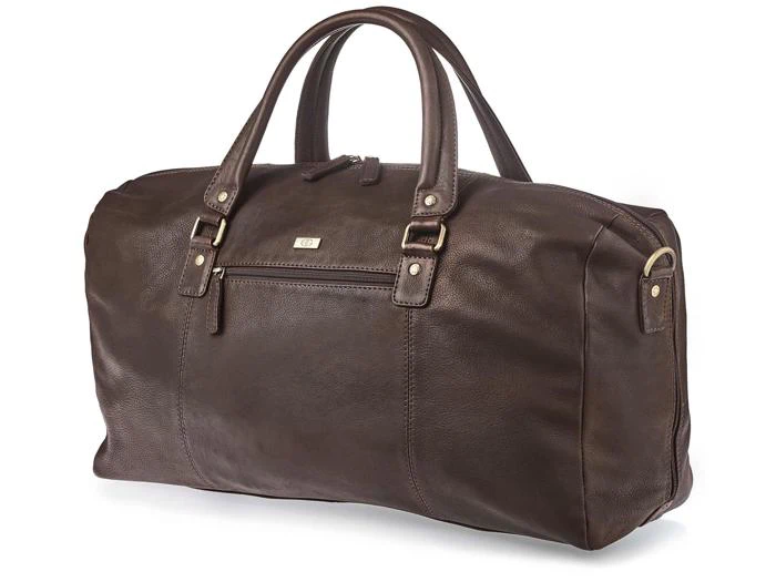 Mørkebrun lædertaske med to hanke, en lynlåslomme foran og metalbeslag på en hvid baggrund.