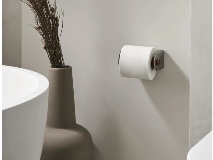 En toiletpapirrulle på en holder.