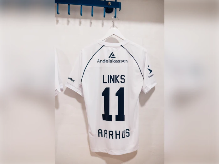 Hvid fodboldtrøje med navnet LINKS og nummer 11 på ryggen, med teksten AARHUS nederst og forskellige sponsorlogoer.