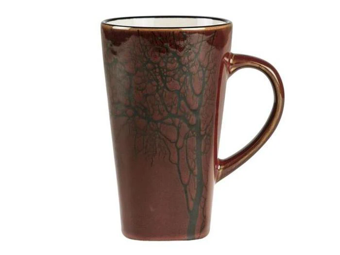 Et højt, brunt keramikkrus med hank og et diskret, sort grenmønster på overfladen.