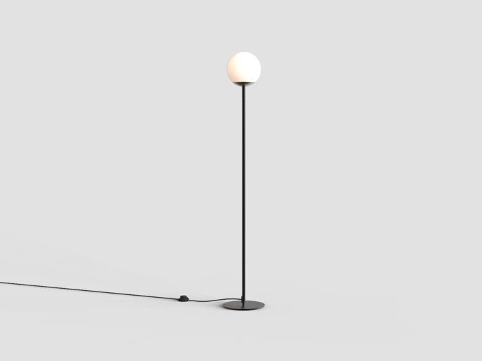 Minimalistisk gulvlampe med et tyndt sort stativ og en kugleformet hvid glasskærm.