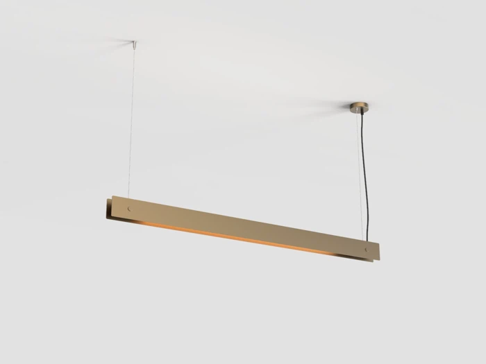 Minimalistisk, rektangulær pendel i guld, der hænger ned fra loftet i to ledninger og kaster et blødt skær mod en ensfarvet hvid baggrund.