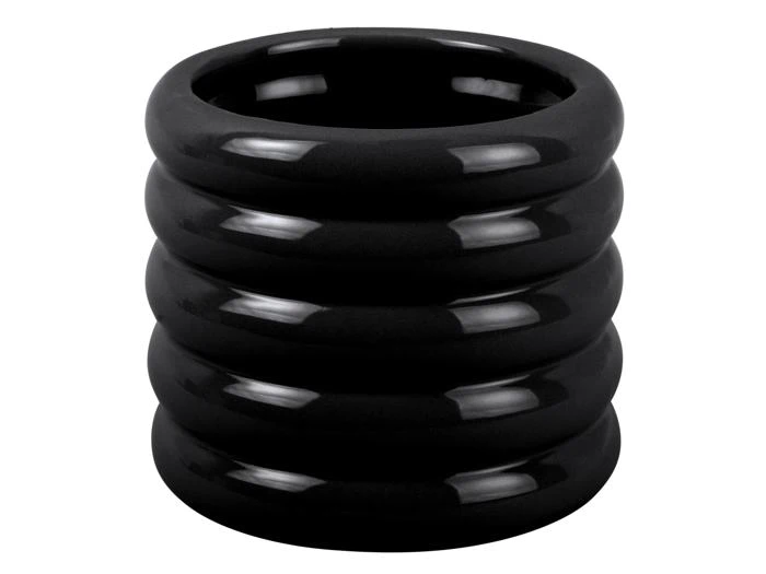 En blank sort keramikkop med et riflet, stablet ringdesign, vist mod en hvid baggrund.