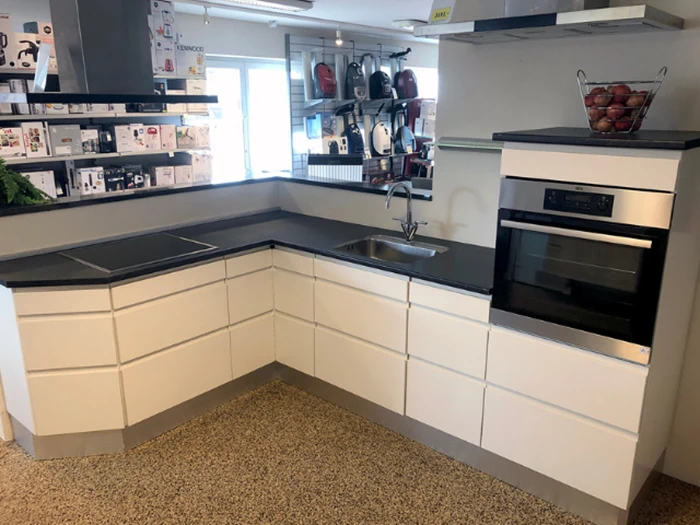 Demo-køkken Apollo grebsfri køkken fra Kai Berntsens Knaldhårde Hvidevarer