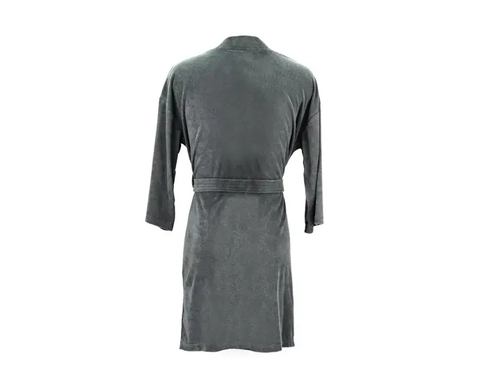 En mørkegrå badekåbe med lange ærmer og bælte, vist bagfra mod en hvid baggrund.