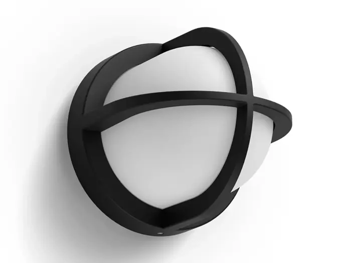 En moderne væglampe med en hvid kugle indkapslet i en krydsende sort metalramme, monteret på en hvid væg.