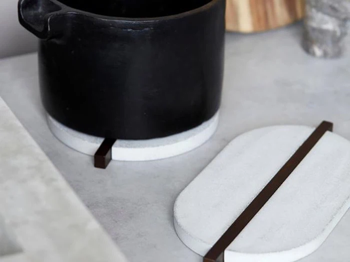 2 stk. Truvet bordskåner i lysegrå fra House Doctor