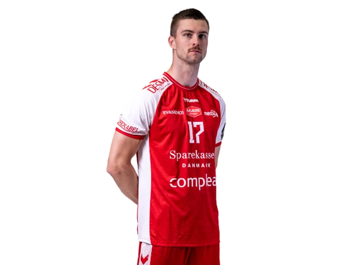 En mandlig atlet iført en rød og hvid sportsdragt med nummer 17, der står med hænderne bag ryggen foran en hvid baggrund.