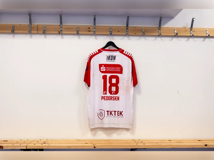 #18 Benjamin Pedersens matchworn trøje i str. 2XL