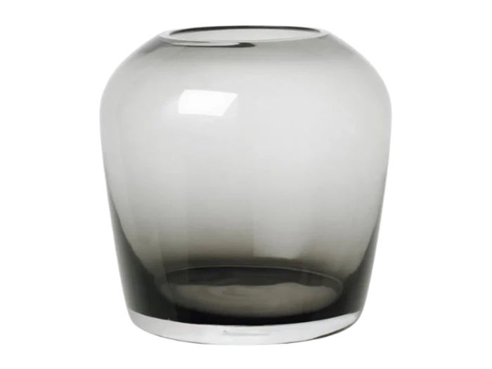 En rund, transparent røggrå glasvase med en bred krop og en smal åbning, vist på en hvid baggrund.