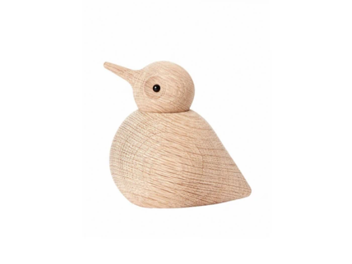 En lille, minimalistisk fuglefigur i træ med en afrundet krop og et spidst næb og en glat, lys træstruktur.