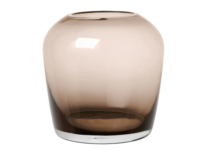 En gennemsigtig, brunfarvet glasvase med en bred krop og en smal åbning på en hvid baggrund.