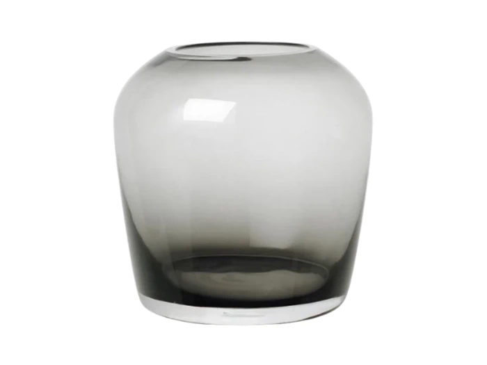 En rund, klar glasvase med en bred åbning og en røgfarvet, mørk gradient i bunden.