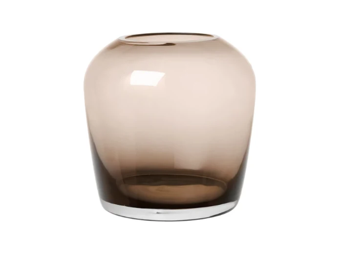 En rund, bredmundet glasvase med en røgfarvet brun nuance og en blank finish på en hvid baggrund.