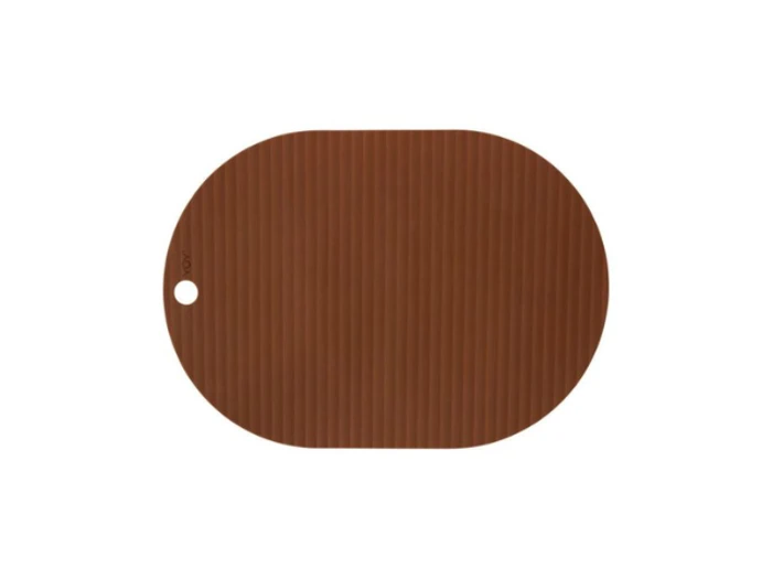 En brun, oval bordskåner af silikone med ribbet struktur og et lille hul nær den ene kant, vist på en hvid baggrund.