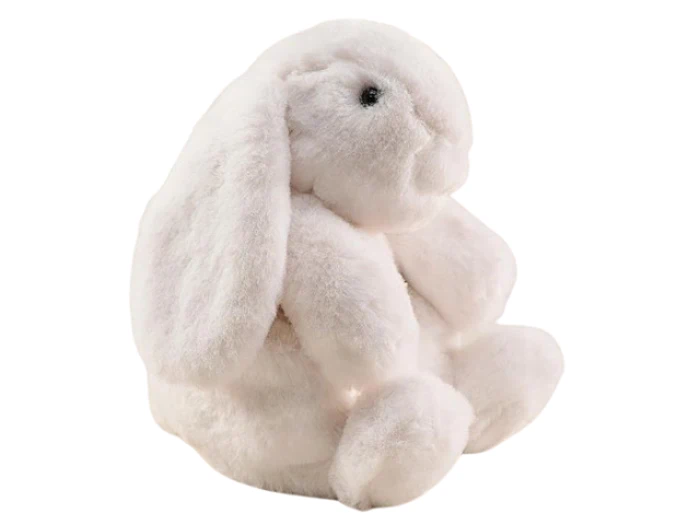 En blød, hvid plysdyrkanin med hængeører sidder oprejst mod en almindelig hvid baggrund.