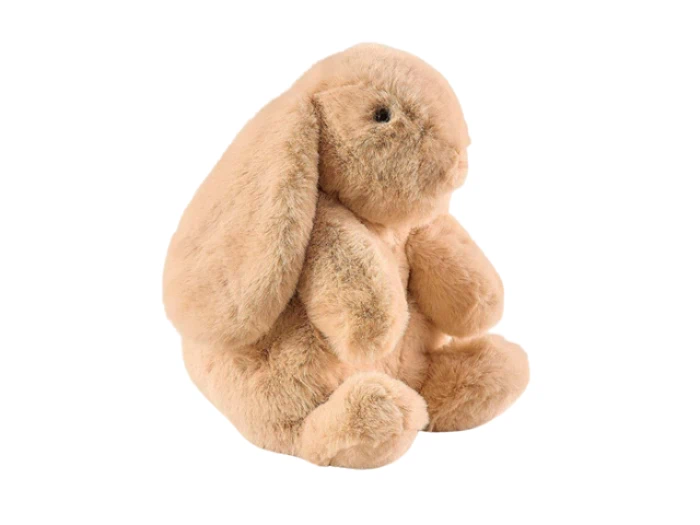 En blød, lysebrun kanin i plys med hængeører sidder oprejst mod en hvid baggrund.