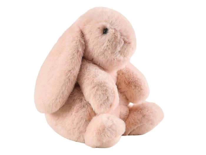 En blød, lyserød kanin i plys med hængeører og sorte øjne, der sidder oprejst mod en hvid baggrund.