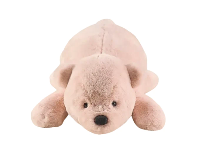 En lysebrun plysbamse, der ligger fladt på maven med spredte ben og ansigtet vendt fremad.