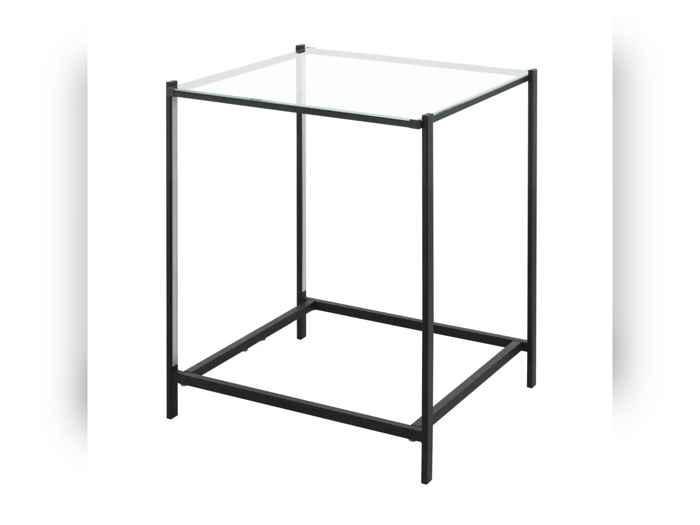 Et lille, firkantet sidebord med en bordplade af klart glas og et minimalistisk stel af sort metal.