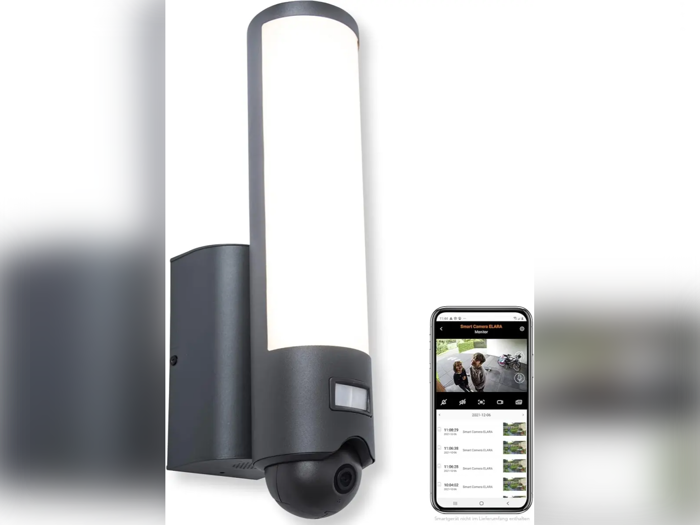 En moderne vægmonteret udendørs sikkerhedslampe med indbygget kamera, vist ved siden af en smartphone, der viser et live videofeed og optagemuligheder.