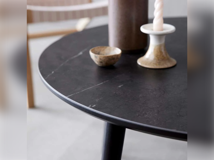 Hammel Furniture BATU sofabord Ø90 i grå keramik og sort træ 