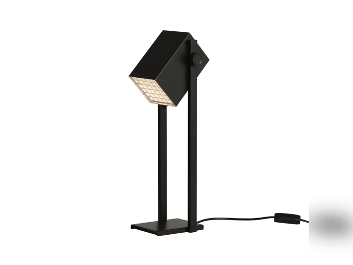 En moderne sort bordlampe med et firkantet lampehoved og lys med gittermønster, der står på en rektangulær fod med synlig strømledning og afbryder.