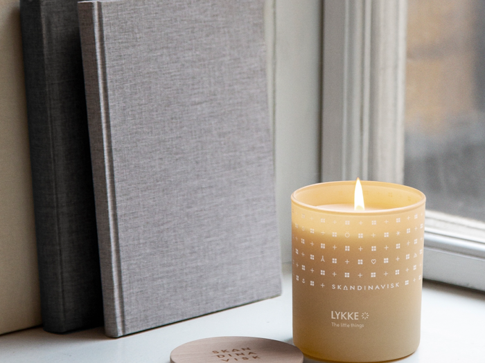 SKANDINAVISK, LYKKE, Duftlys, Snowdrops, Rosebuds, Carnations, Lily flowers, Gul, 200g.