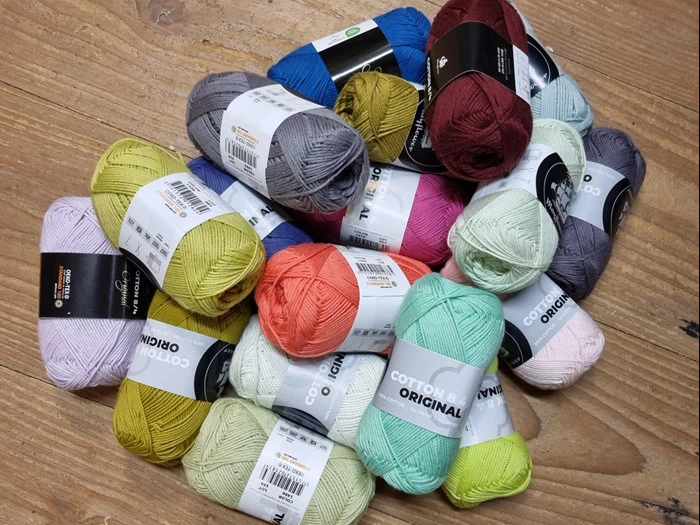 18 nøgler bomuldsgarn assorteret inkl. hæklepindesæt