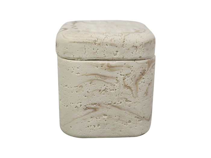 En firkantet, råhvid, struktureret stenkasse med et matchende låg, der har naturlige, ujævne aftegninger og et diskret marmoreret mønster.