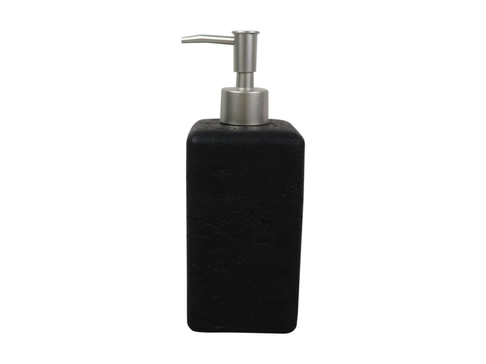 En sort, rektangulær sæbedispenser med en sølvfarvet pumpe på toppen på en almindelig hvid baggrund.