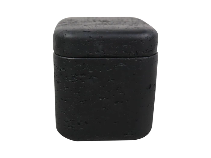 En lille, rektangulær sort beholder med en struktureret overflade og et monteret låg på en hvid baggrund.