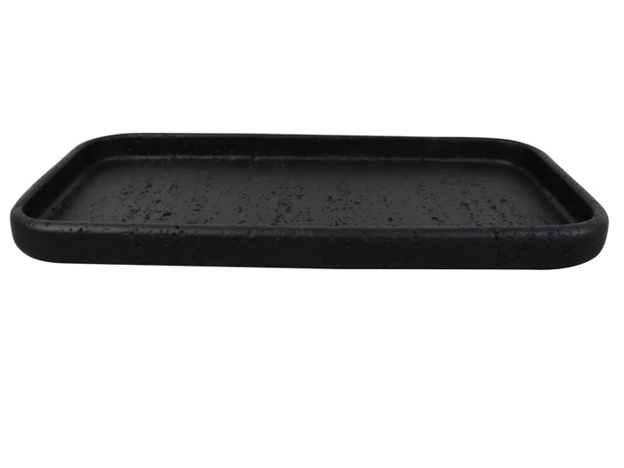 En rektangulær, flad sort bakke med afrundede hjørner og let hævede kanter, vist mod en hvid baggrund.