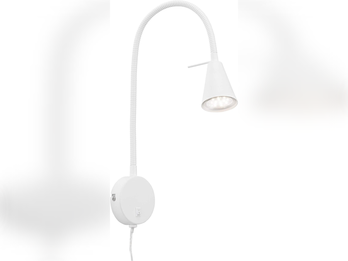 En moderne hvid væglampe med en fleksibel, justerbar arm og en konisk lampeskærm, designet til målrettet belysning.