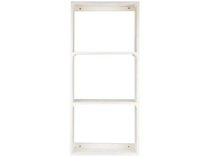 Hvid, rektangulær åben hylde i tre etager uden indhold, set forfra mod en ensfarvet baggrund.