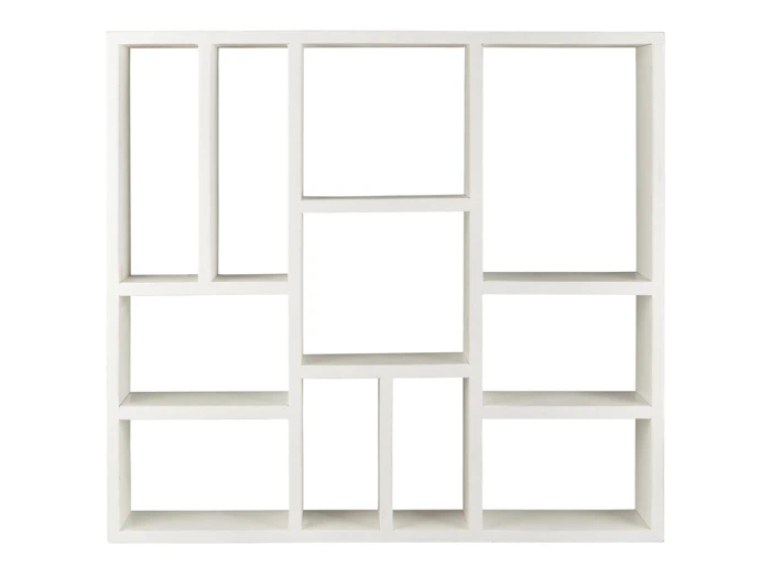 Hvid, moderne bogreol med åbne rektangulære og kvadratiske rum i forskellige størrelser, arrangeret i et uregelmæssigt, geometrisk mønster.