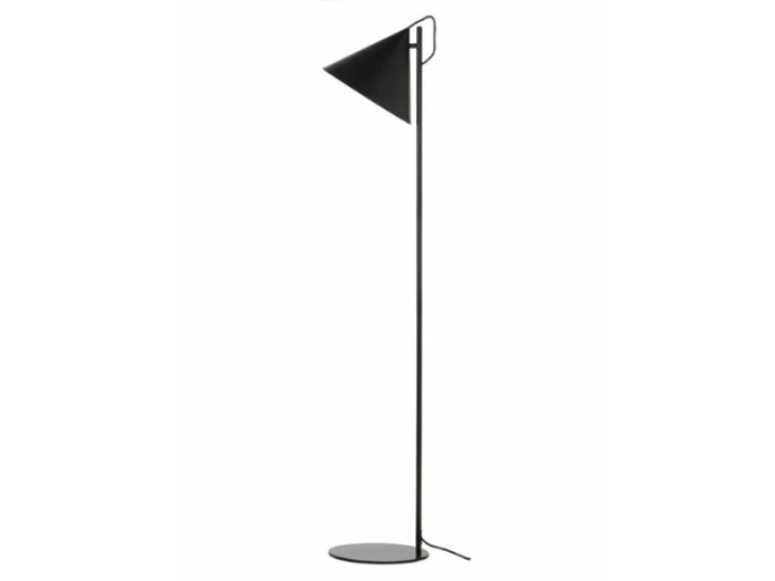 Høj, slank sort gulvlampe med en rund fod og en kegleformet lampeskærm, der er vinklet nedad, forbundet med en tynd lodret stang.