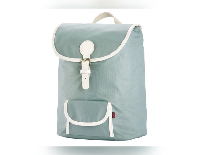 En lyseblå rygsæk med hvid kant, en forlomme og en spændelukning på klappen. Et lille flagmærke er syet på forlommen.
