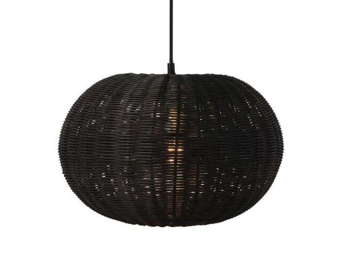 En rund, sort flettet pendel med en synlig pære indeni, der hænger i en sort ledning mod en almindelig hvid baggrund.