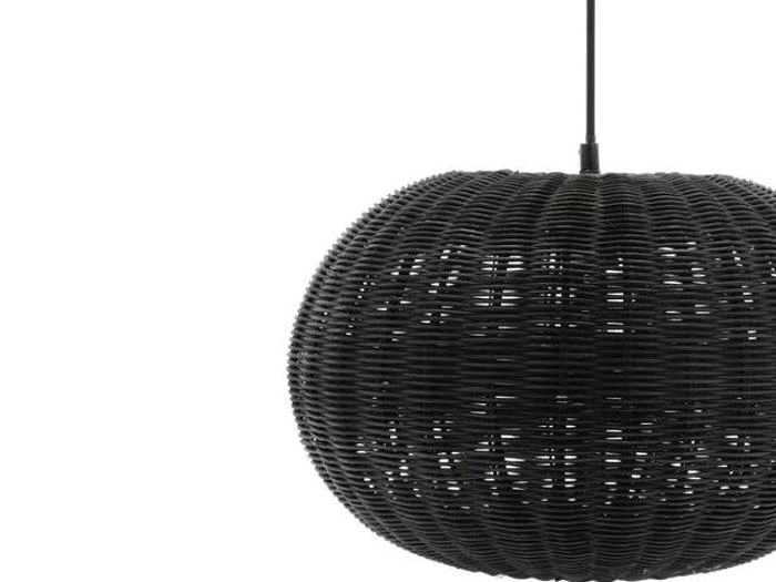 En rund, sort flettet rottingpendel hænger i en snor mod en hvid baggrund.