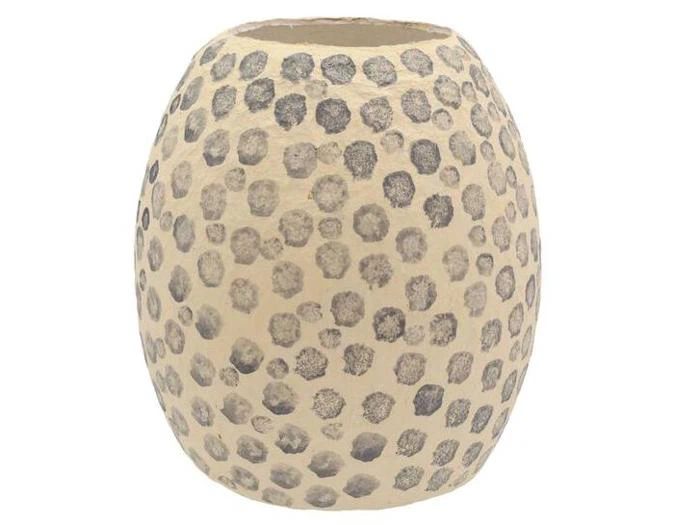 En beige, rund vase med grov tekstur, dekoreret med jævnt fordelte grå polkaprikker over hele overfladen.