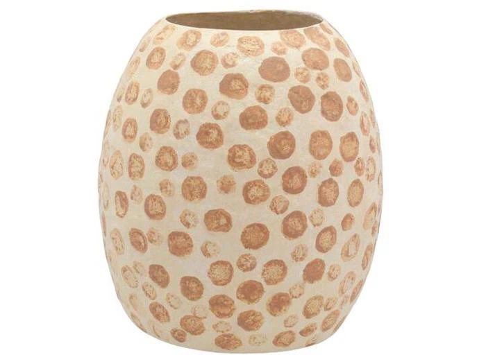 Cremefarvet, oval keramikvase med et mønster af uregelmæssige brune polkaprikker, der dækker overfladen.