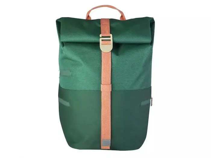 Mørkegrøn rygsæk med rulletop, en brunfarvet rem og spænde i midten og et lille bærehåndtag øverst.