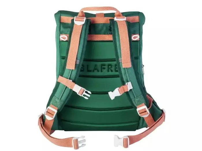 Grøn rygsæk med lyserøde stropper og hvide spænder, set bagfra. BLAFRE er præget på det polstrede rygpanel.