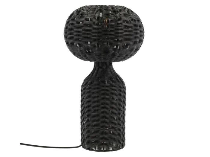 En sort bordlampe i flettet rattan med rund top og cylindrisk fod og en synlig netledning, der strækker sig fra bunden til venstre.