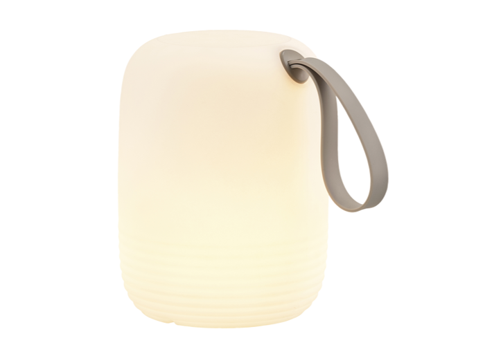 En moderne, cylindrisk, blød hvid lanterne med riflet bund og et gråt bærehåndtag i toppen.