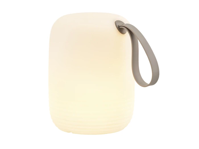 En moderne, cylindrisk, blød hvid lanterne med riflet bund og et gråt bærehåndtag i toppen.